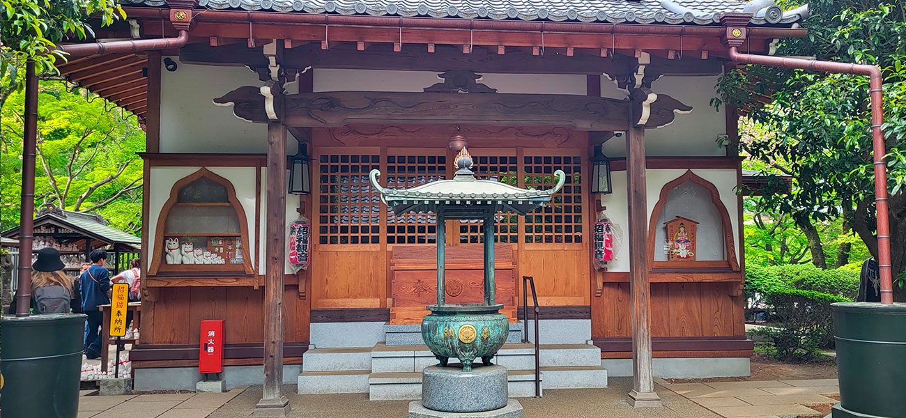 Temple-Gotokuji-carrousel-8